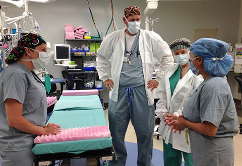 A pre-procedure briefing with the surgical team helps to identify problems early on and prevents errors. A pre-procedure briefing with the surgical team helps to identify problems early on and prevents errors.